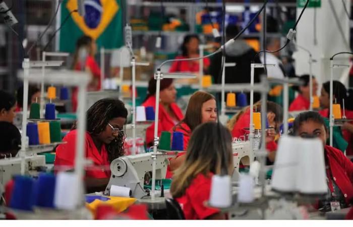 Number of Brazilians with work exceeds 100 million for the first time