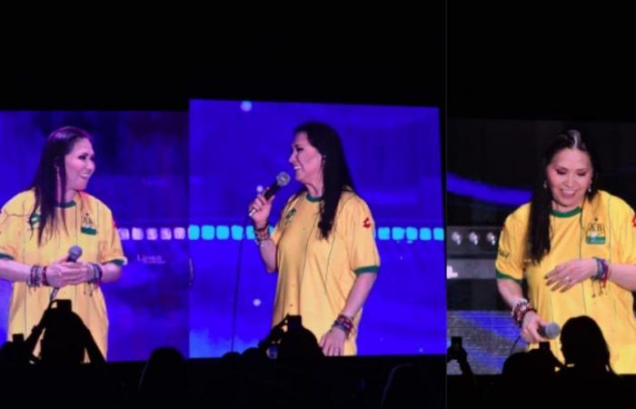 Ana Gabriel dressed as Atlético Bucaramanga in the middle of the concert and celebrated her first star