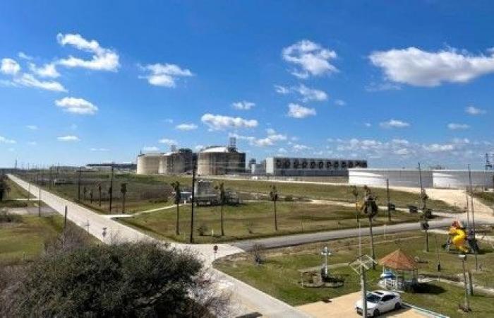 US natgas prices hold near 2-week low ahead of storage report
