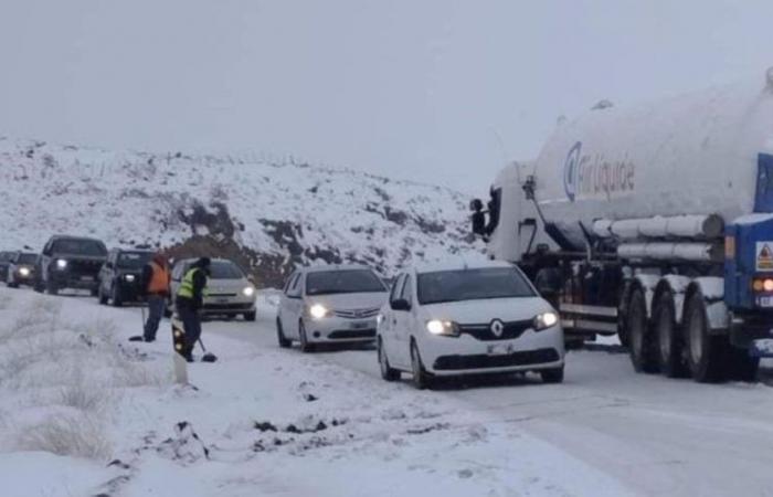 Stranded in Piedra del Águila due to snow: this is how they spent the night and there are still 60 trucks