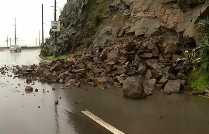 Rolling rocks in Viña del Mar causes traffic restriction on Avenida España