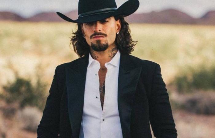 Maluma looks like a modern cowboy in his new song, the cumbia Contrato