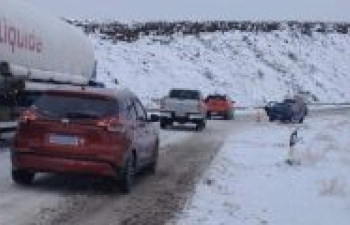Stranded in Piedra del Águila due to snow: this is how they spent the night and there are still 60 trucks