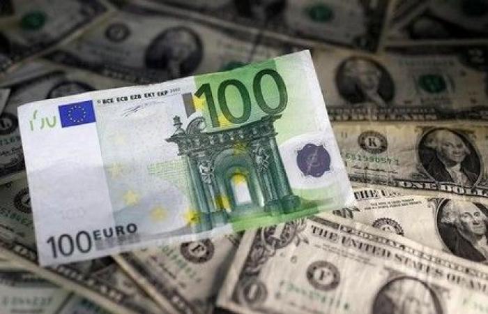 Dollar holds firm as US rate outlook diverges again