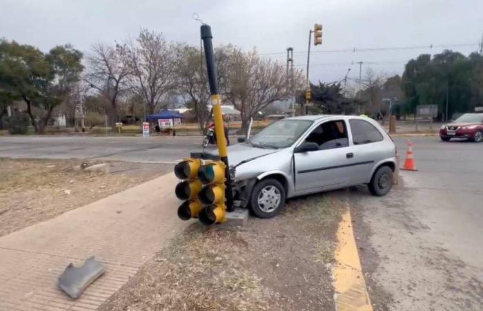 A police chase in Las Heras for a stolen car ended in a crash against a traffic light