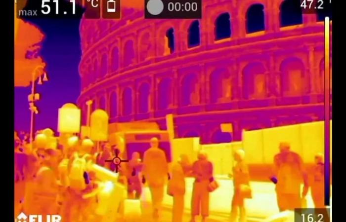 The video with an infrared camera that shows the intense heat that tourists endure in Rome: more than 50°C on the surface
