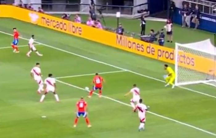 Alexis Sánchez INCREDIBLY missed Chile’s first goal against Peru in the Copa América