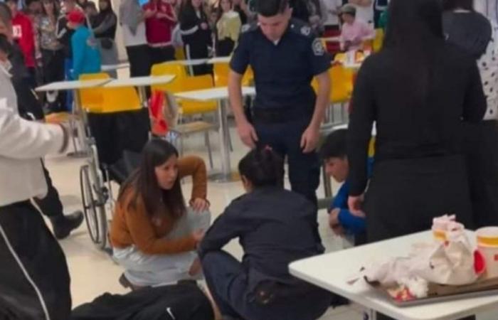 Panic at the Tortugas Open Mall: a knife fight between a group of young people leaves several injured