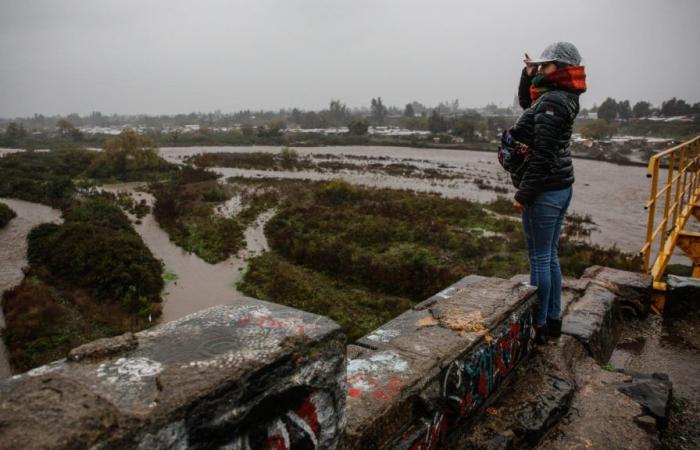 Due to the overflowing of the Mapocho River: They request to evacuate three camps in El Monte and Talagante