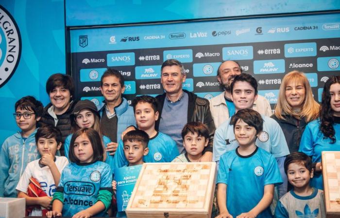 Passerini delivered circular chess boards to Club Atlético Belgrano