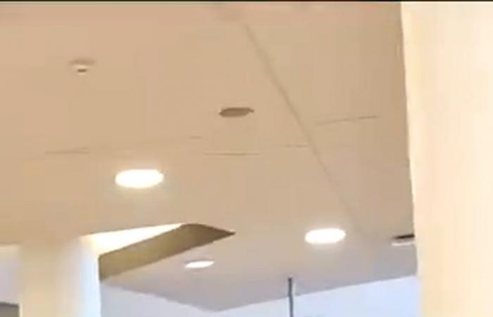 Pitched battle between 200 teenagers in the food court of a shopping center in the northern area