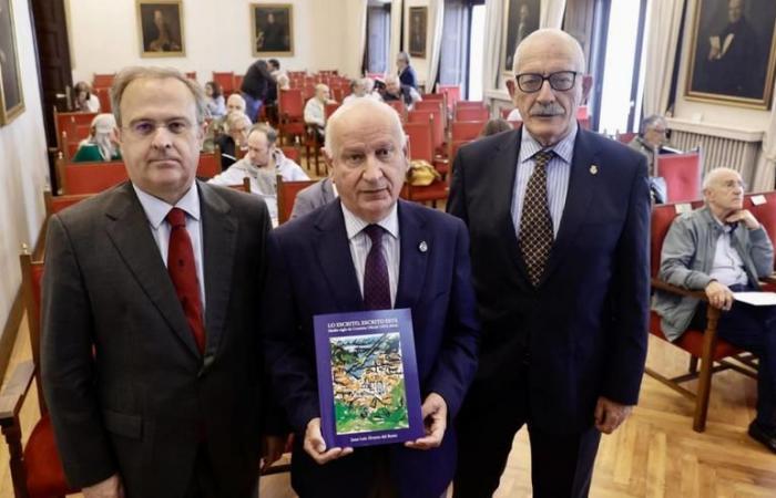 Del Busto compiles in a book 50 years of Cronista de Cudillero, his “adopted son”