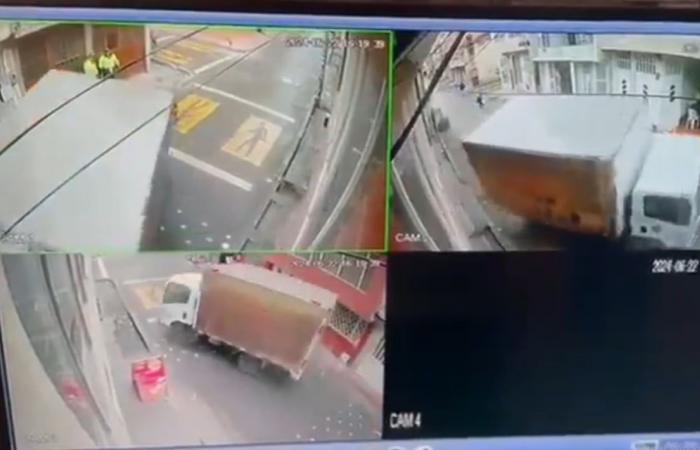 Truck ran over two police patrol cars in Bogotá