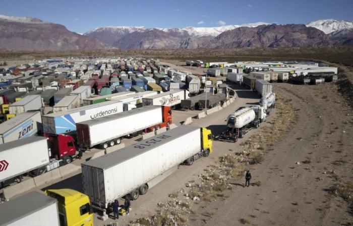 The crossing to Chile was closed for 10 days due to snowfall and there are 2,000 trucks stranded in Mendoza
