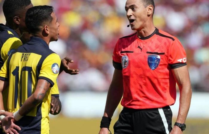 This is how Wilmar Roldán did in his first Copa América match: the red card for Enner Valencia and the ‘blooper’ he starred in