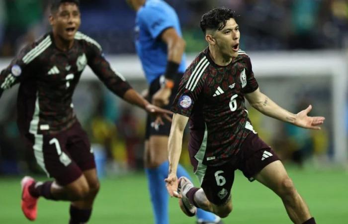 Mexico beat Jamaica 1-0 and shares the lead in Group B of the Copa América with Venezuela