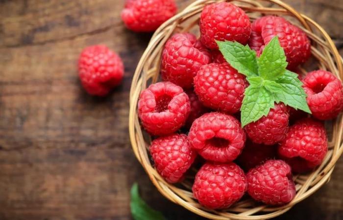 What are the diseases that raspberries help to combat?