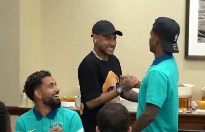 Neymar visited the Brazil concentration, before the match with Costa Rica for the Copa América