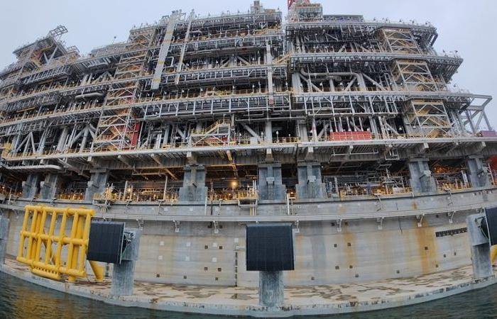 The first EU sanctions against liquefied natural gas and Russian ships formally approved – EUROEFE Euractiv