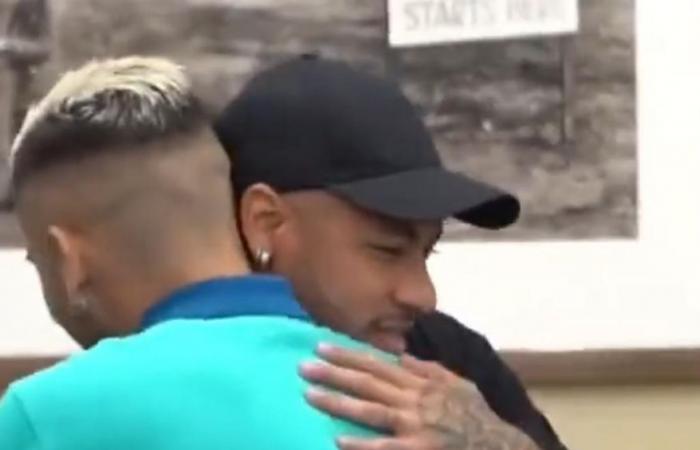Deluxe! Neymar visits the Brazil camp prior to his debut in the Copa América