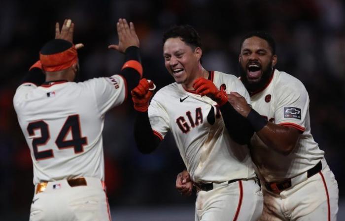 Giants pay tribute to Mays, then win by walk-off