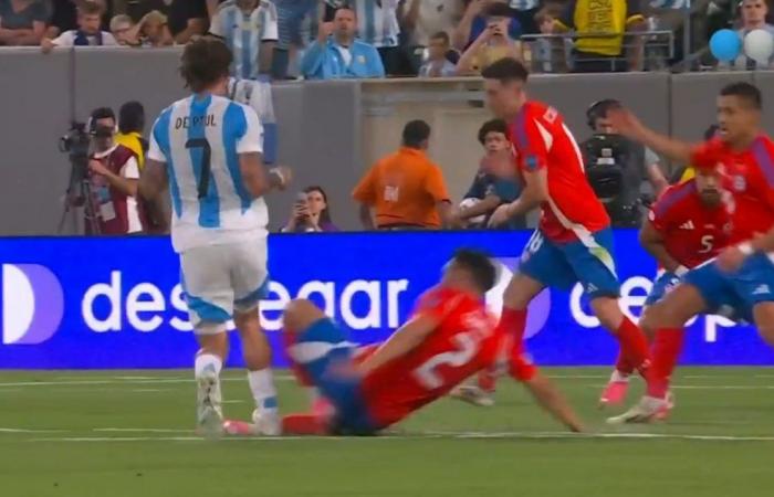 De Paul escapes from the red due to a terrible ironing of Suazo in Chile-Argentina