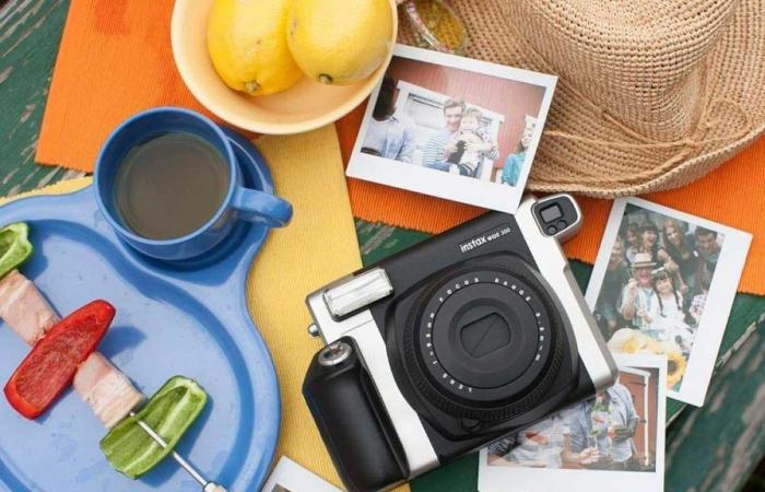 Instant cameras to immortalize your summer vacations