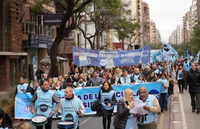 UEPC and Sadop marched to demand an improvement in the salary proposal – Notes – Always Together
