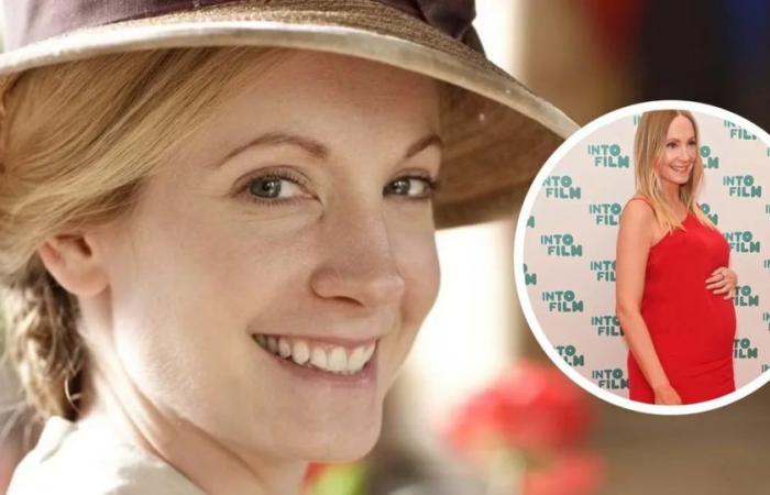 “Downton Abbey” star Joanne Froggatt confirmed her first pregnancy at age 43