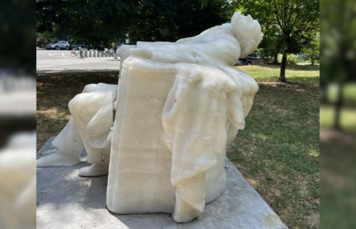 An intense heat wave melted a statue of Abraham Lincoln