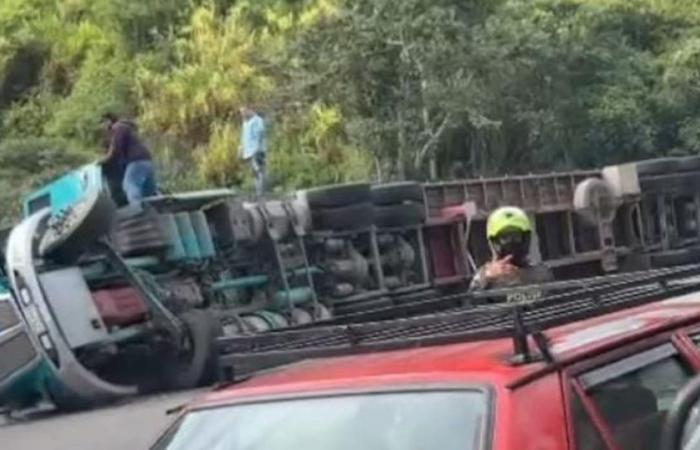 Video: Tractor truck loaded with coal overturned on the road between Bucaramanga and Rionegro