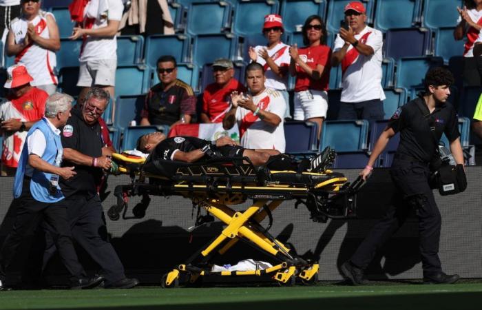 The linesman of Canada vs. Peru for the Copa América collapsed in the middle of the match