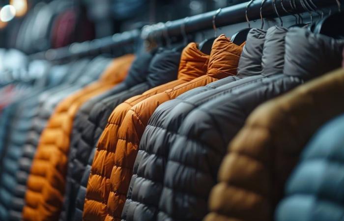A supermarket sells imported winter jackets from $15,000 and with a 60% discount: how to buy