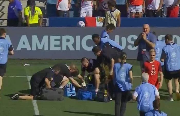Shocking image: Linesman collapses during match between Peru and Canada