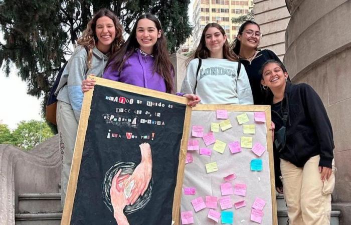 The young women who walk through the squares of Córdoba to leave messages of hope: the reaction of the people
