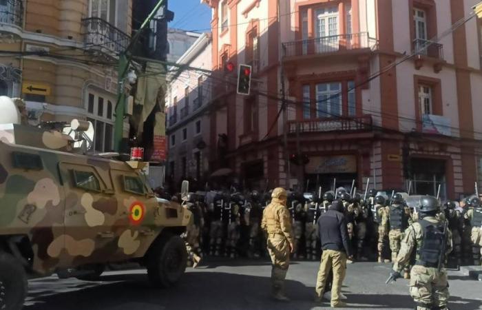 Army tried to take over the Government headquarters – El Financiero