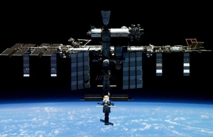 What will be the vehicle that SpaceX will build to take the International Space Station out of orbit?