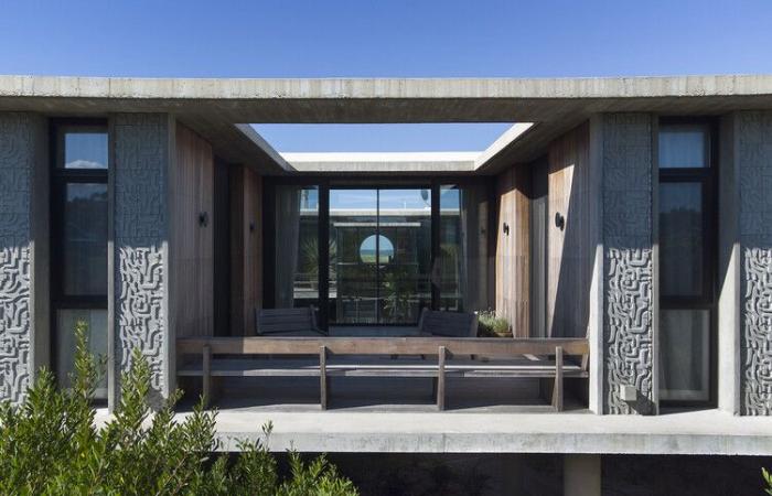 Big Fish House / Martin Gomez Arquitectos