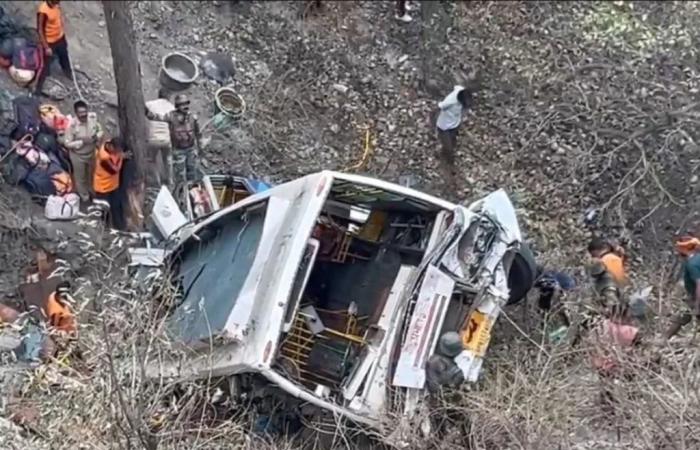 2 died: a car was traveling on the road, lost control, crossed lanes and unleashed a tragedy