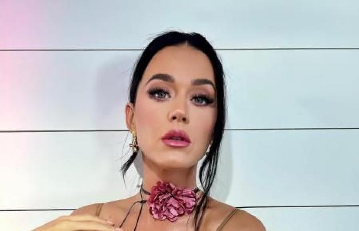 Katy Perry’s stunning neckline at the Balenciaga show in Paris