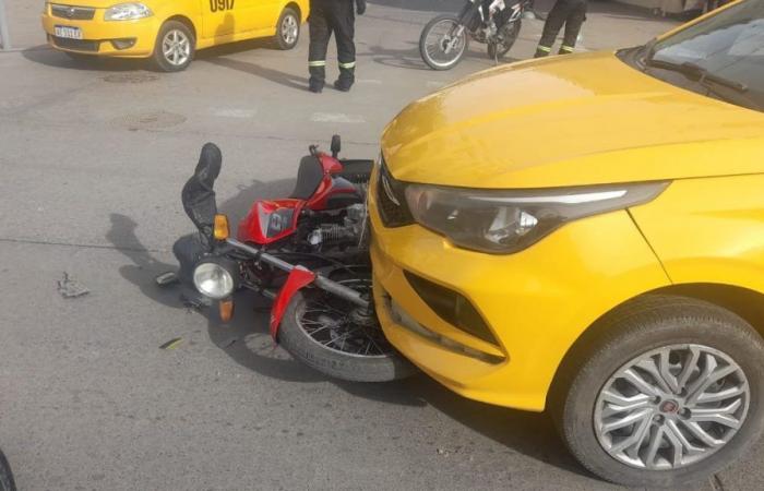 Collision between a yellow taxi and a motorcycle in the heart of Jujuy
