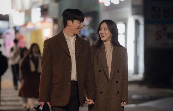Wi Ha Joon and Jung Ryeo Won happily go hand in hand in “The Midnight Romance In Hagwon”