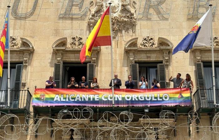 Alicante commemorates Pride Day with the LGTBI banner at the City Hall