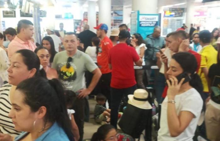 Simon Bolivar Airport: protest against flight cancellation
