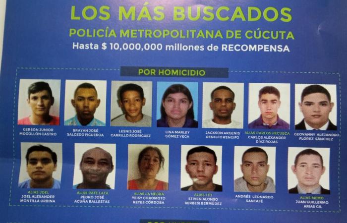 Commander of the Cúcuta Police walks the streets delivering information about the most wanted