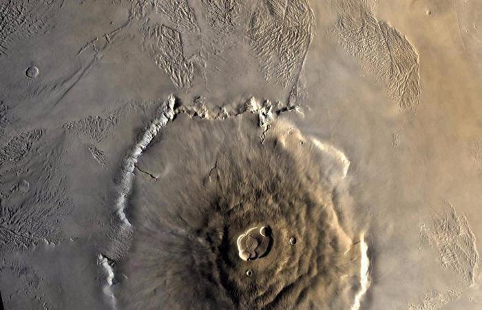 NASA reveals spectacular, previously unseen image of the largest volcano in the solar system