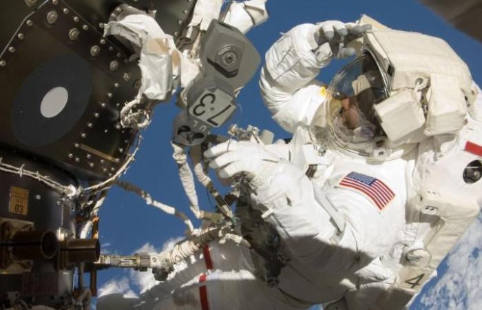 NASA suspends spacewalk after spacesuit failure