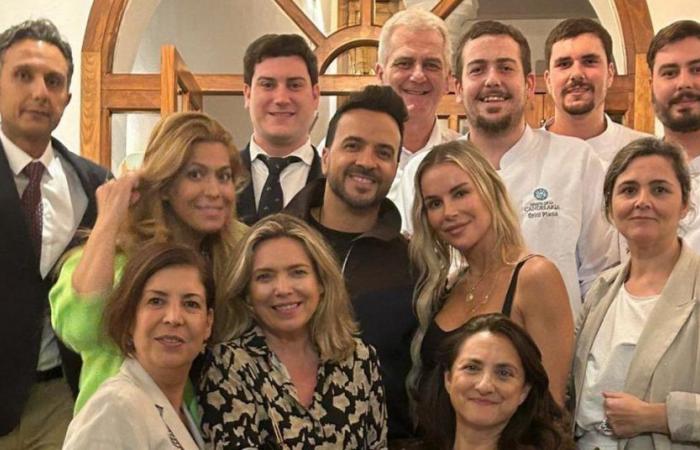 Luis Fonsi returns to Córdoba and enjoys a dinner with friends at Ermita de la Candelaria