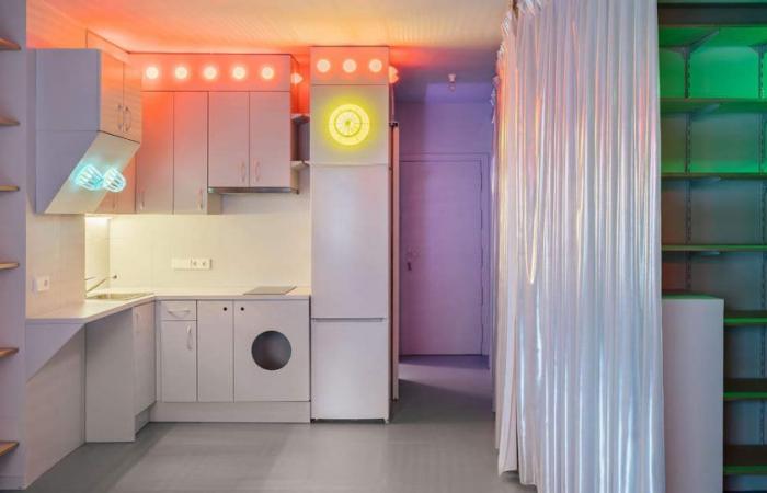 The small apartment of El Niño de Elche illuminated with juicers, strainers and funnels that Nuria Moliner shows us (and that sweeps the networks)