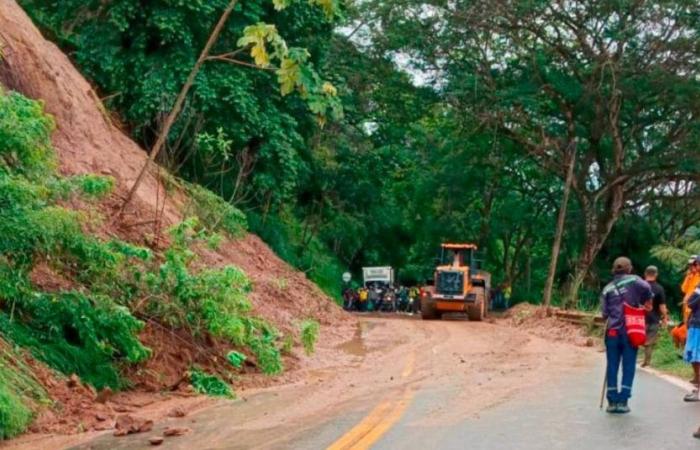 The reopening of roads affected by landslides in several regions of Antioquia began